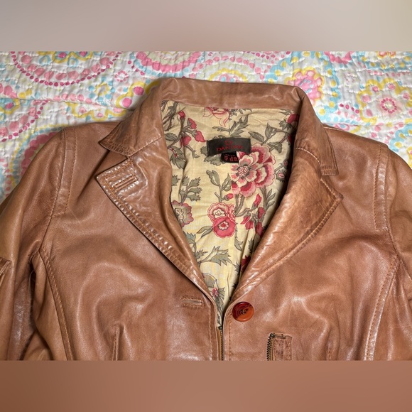 Women’s Danier Leather Jacket - Picture 3 of 10